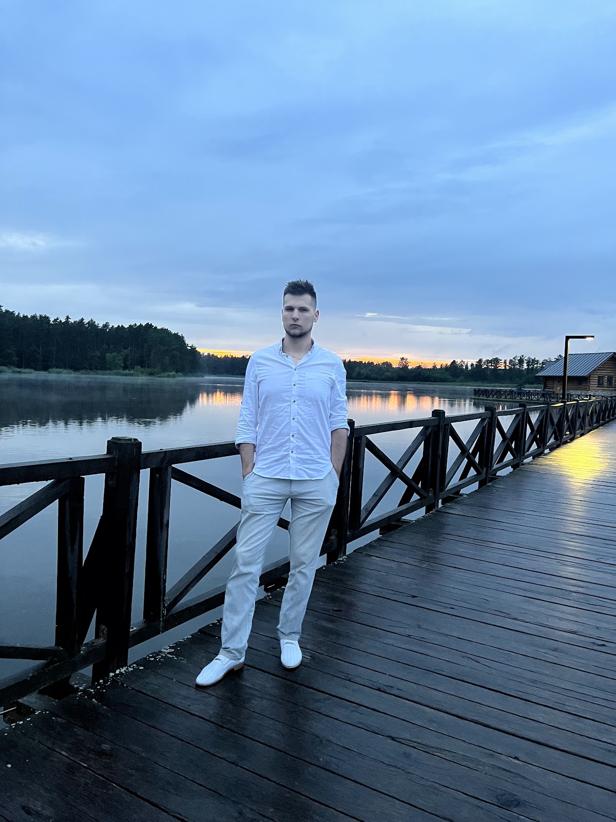 Владислав у озера на закате — полный рост, белая рубашка